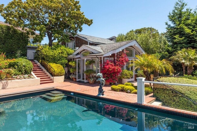 335 Golden Gate Ave in Belvedere, CA - Foto de edificio - Building Photo