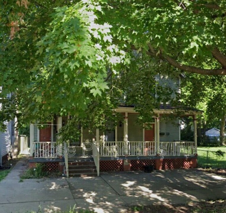 845 N 7th St in Springfield, IL - Building Photo