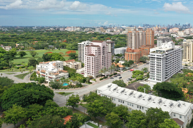 Biltmore Regent Condominium in Coral Gables, FL - Foto de edificio - Building Photo