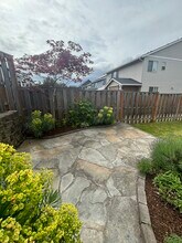 608 E Taylor Dr in Newberg, OR - Foto de edificio - Building Photo