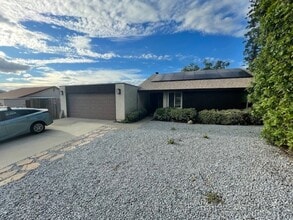 160 Calle Querido in San Marcos, CA - Building Photo - Building Photo