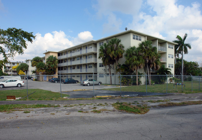 Palm Lake Apartments in Miami, FL - Foto de edificio - Building Photo