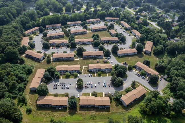 McGregor Village in Wilton, NY - Foto de edificio - Building Photo