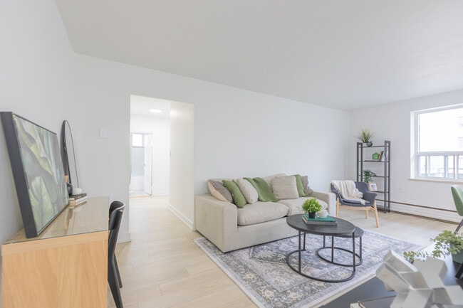 1170 Fennell in Hamilton, ON - Building Photo - Building Photo