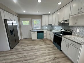 Ivy Court Apartments in Groton, CT - Foto de edificio - Building Photo