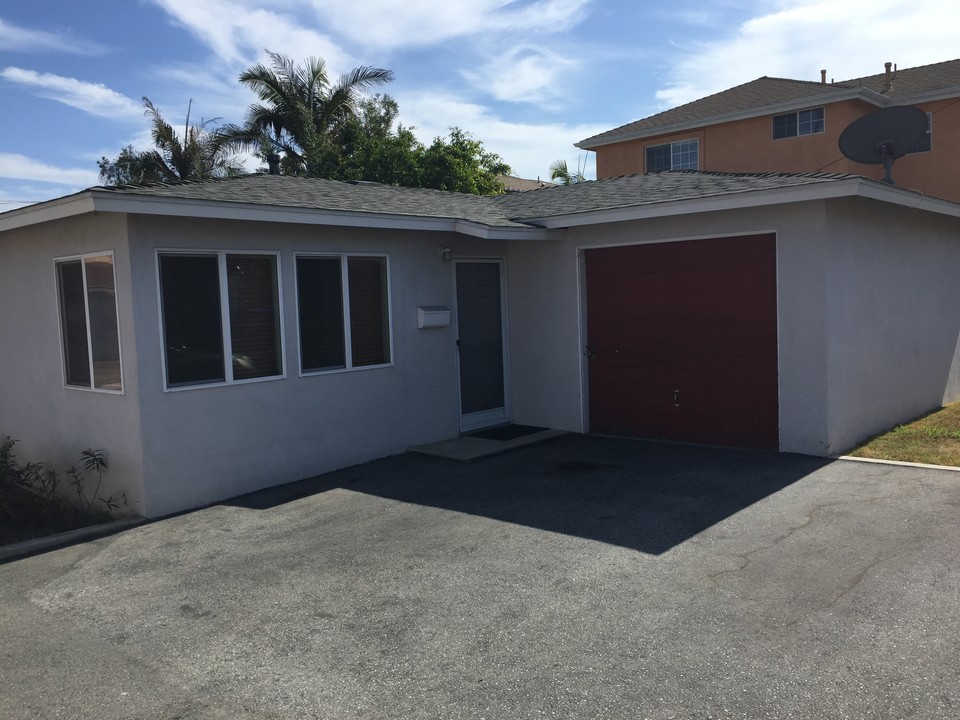 Delores Bungalows in Carson, CA - Building Photo