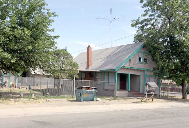 1327 Monterey Ave in Modesto, CA - Building Photo - Building Photo