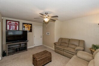 515 Grandview Ct, Unit 515 in Iowa City, IA - Foto de edificio - Building Photo