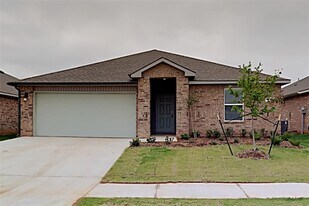 4221 Moonlight Rd in Mustang, OK - Building Photo