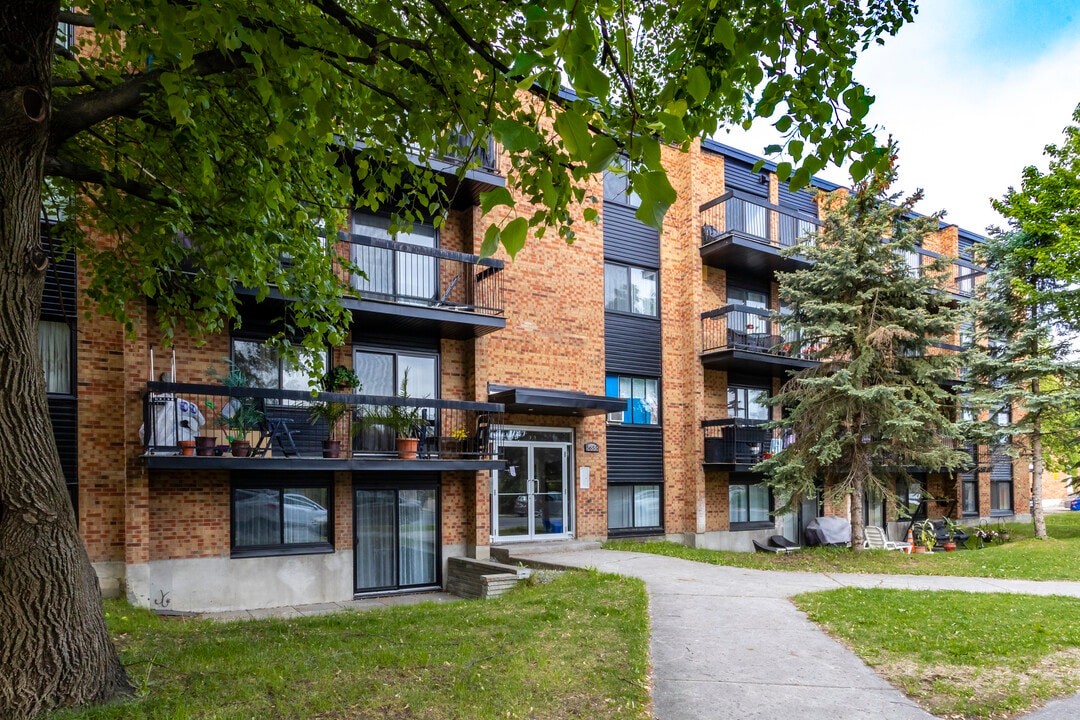 5655 Élie in Longueuil, QC - Building Photo