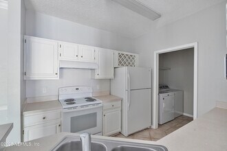 10000 Gate Pkwy in Jacksonville, FL - Building Photo - Building Photo