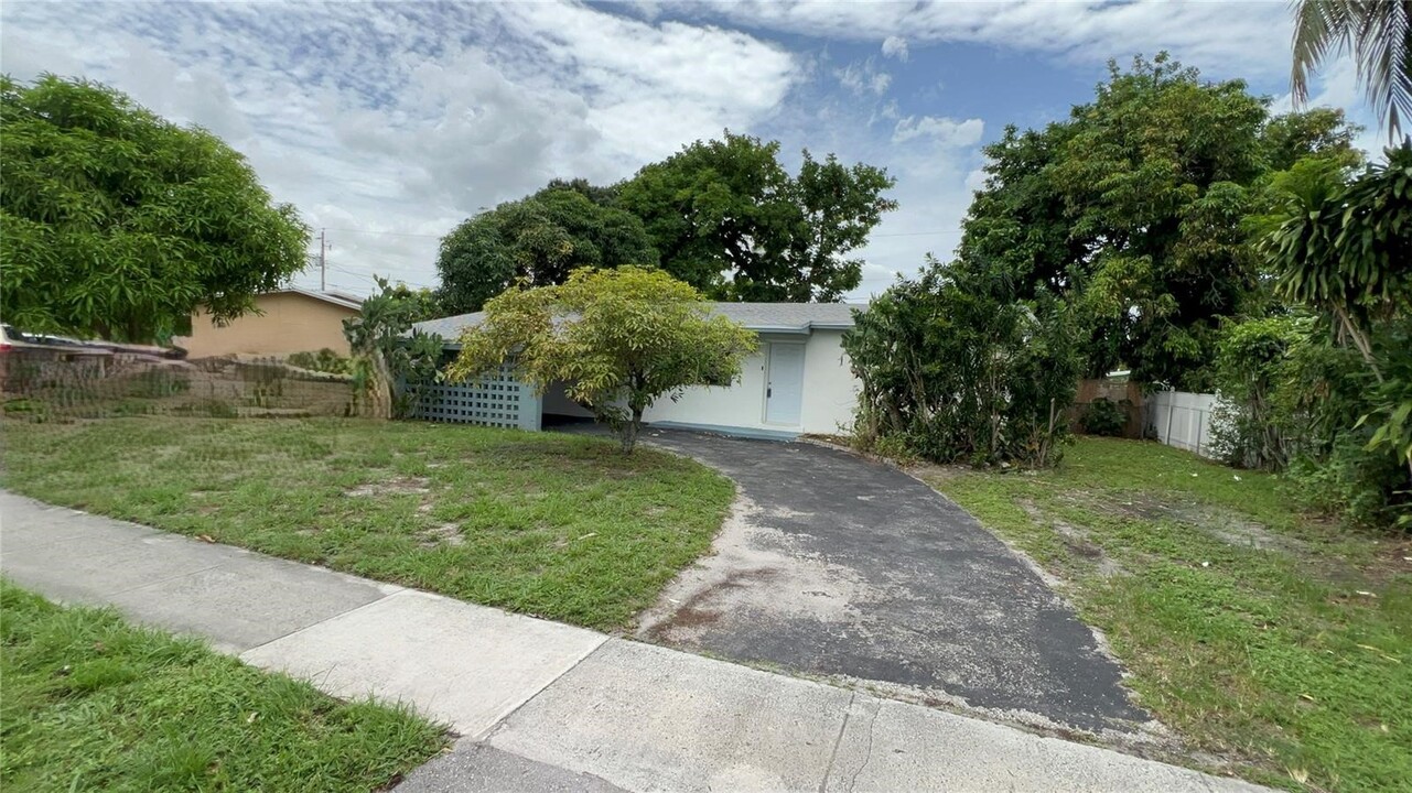 4421 NW 33rd St in Lauderdale Lakes, FL - Foto de edificio