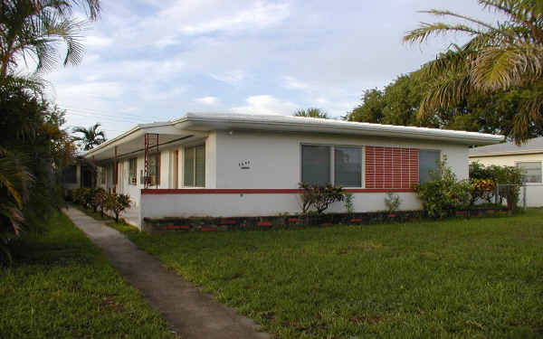 1940 NE 167th in North Miami Beach, FL - Building Photo