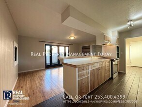 1748 N Narrows Dr in Tacoma, WA - Building Photo - Building Photo