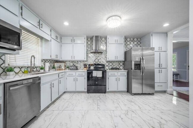Room in House on Greg Dr SW in Lilburn, GA - Building Photo - Building Photo