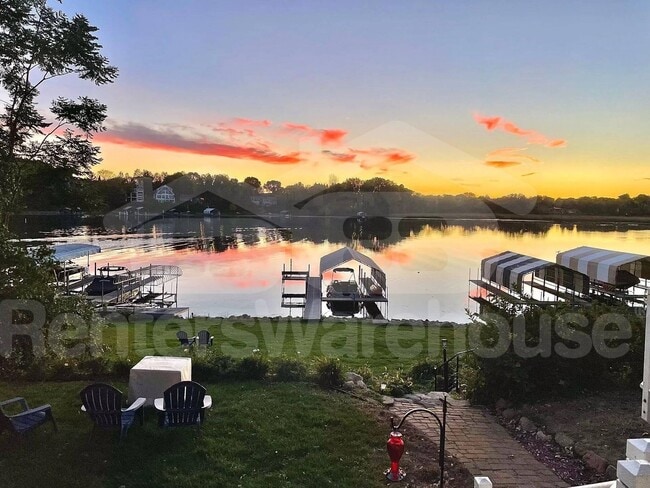 605 Park Ln in Long Lake, MN - Foto de edificio - Building Photo