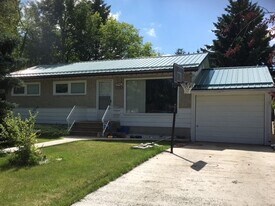 5405-5452 52 St in Olds, AB - Building Photo