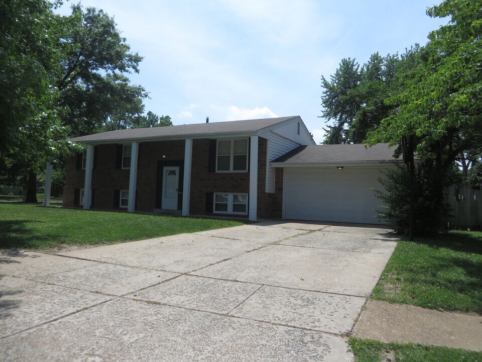 1505 Burning Tree Dr in Florissant, MO - Building Photo
