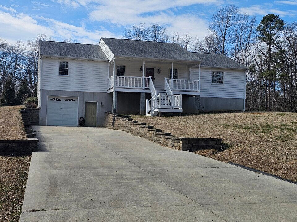 16184 Plantation Ln in Montpelier, VA - Building Photo