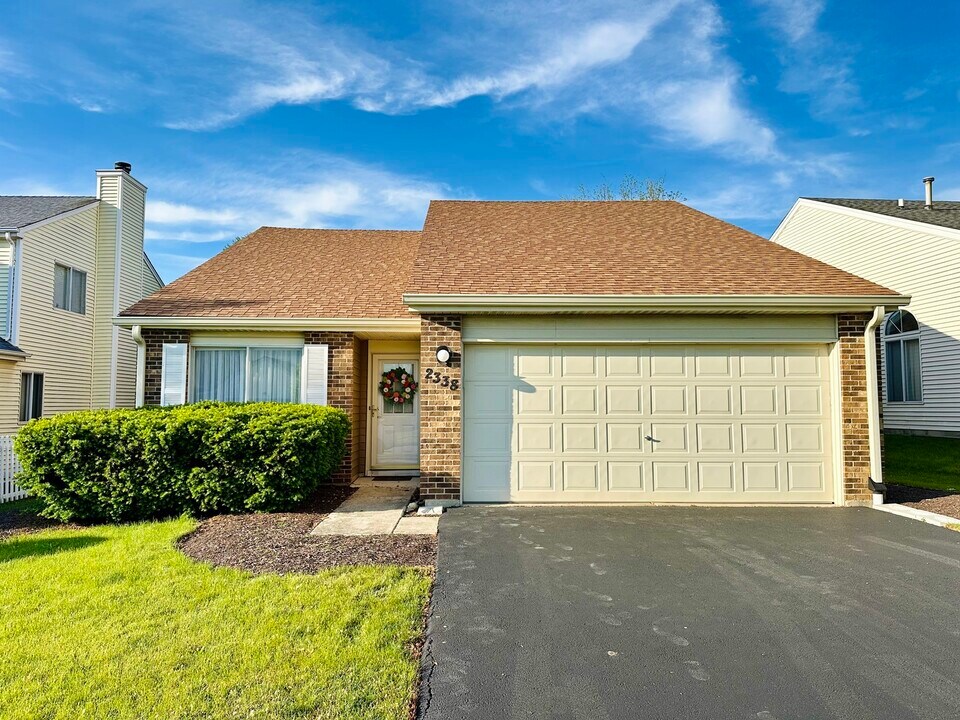 2338 Buckingham Cir in Woodridge, IL - Building Photo