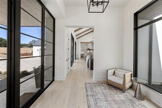 5805 Twin Peaks Trce in Austin, TX - Building Photo - Building Photo