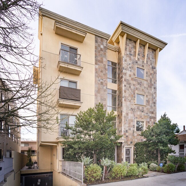 10762 Camarillo St in North Hollywood, CA - Foto de edificio - Building Photo