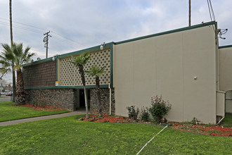 Rosewood Garden Apartments in Sacramento, CA - Building Photo - Building Photo