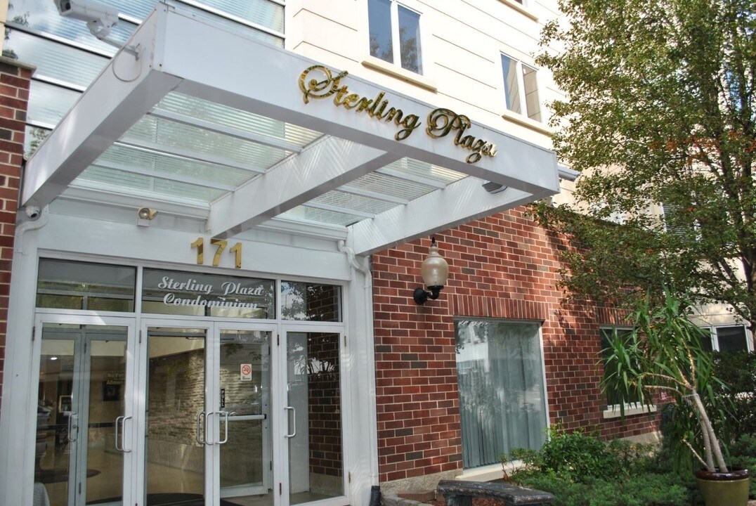 Sterling Plaza in Great Neck, NY - Foto de edificio