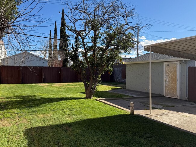 1936 El Monte Ave in Sacramento, CA - Building Photo - Building Photo