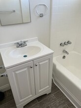 12233 Vanowen St, Unit D in North Hollywood, CA - Foto de edificio - Building Photo