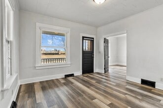 426 College Ave, Unit Lower in Watertown, WI - Foto de edificio - Building Photo