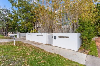 5625 N Bay Rd in Miami Beach, FL - Building Photo - Building Photo