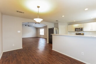 5005 Whisper Cove in Schertz, TX - Foto de edificio - Building Photo