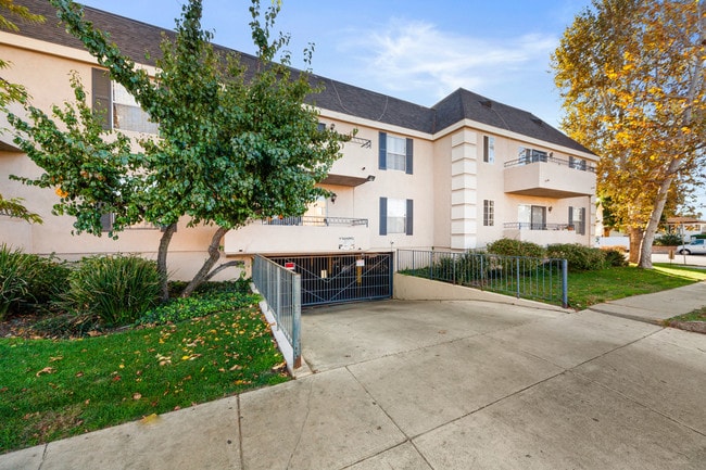 7500 Mason Ave, Unit 212 in Los Angeles, CA - Building Photo - Building Photo