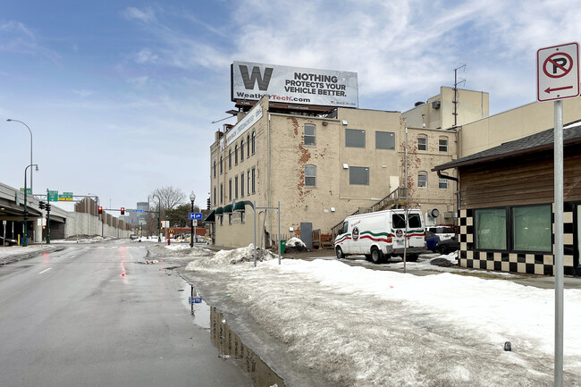 201 E Lake St in Minneapolis, MN - Building Photo - Primary Photo