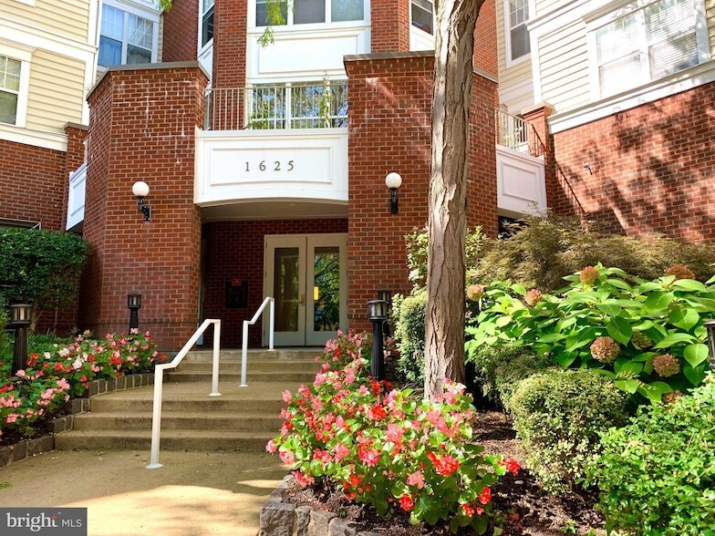 1625 International Dr, Unit 109 in McLean, VA - Building Photo