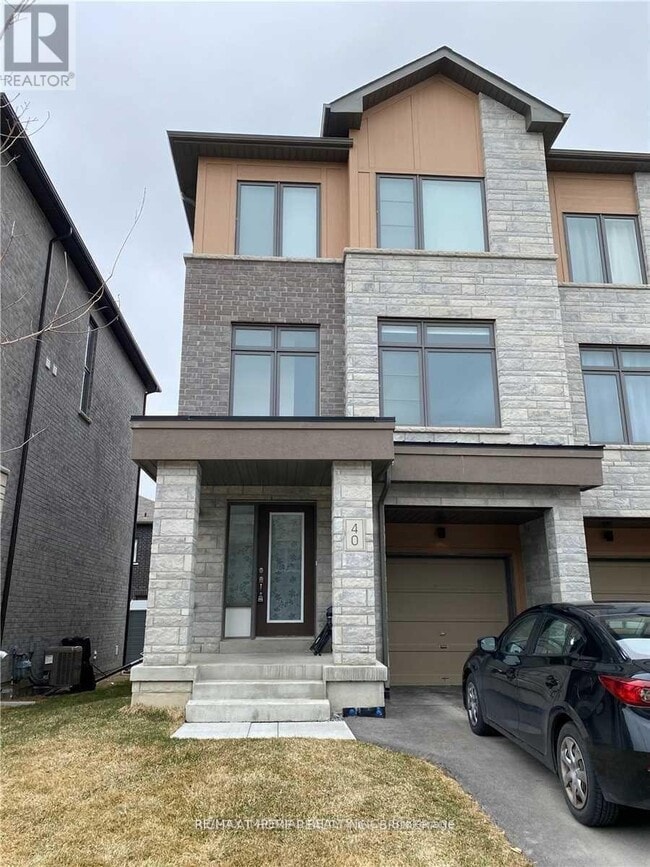 property at 40 Vantage Lp