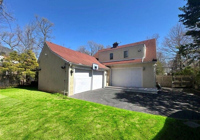 18 Burbury Ln in Great Neck, NY - Building Photo - Building Photo