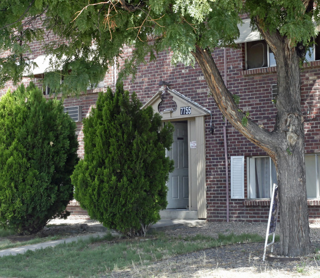 Village West Apartments in Lakewood, CO - Building Photo - Building Photo