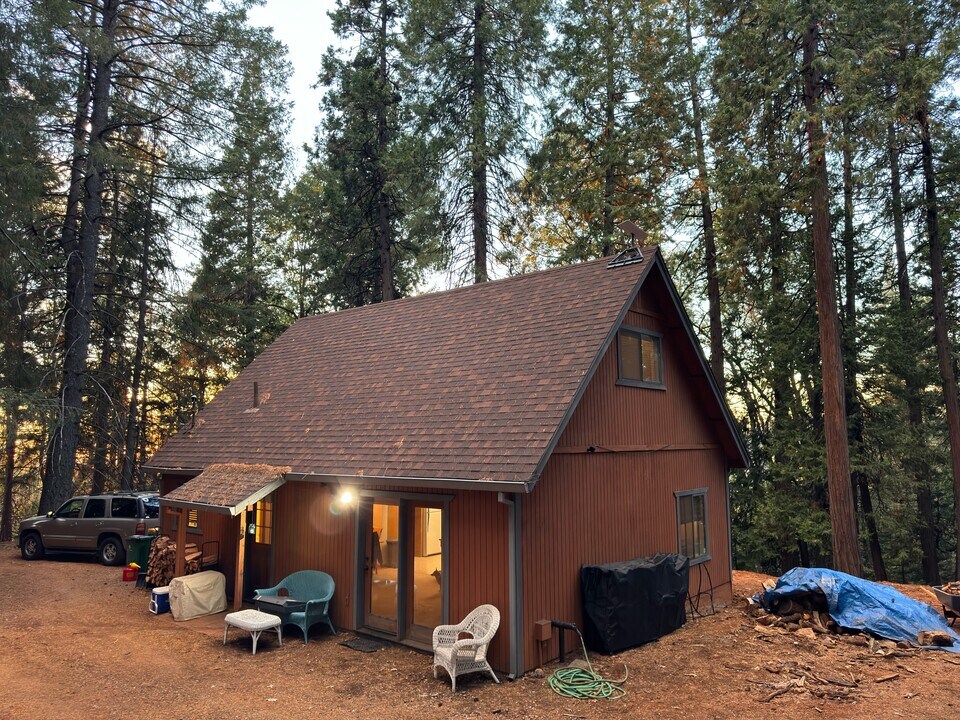 1200 Aurora Ln in Pollock Pines, CA - Foto de edificio