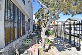 961 S Kenmore Ave in Los Angeles, CA - Building Photo - Building Photo