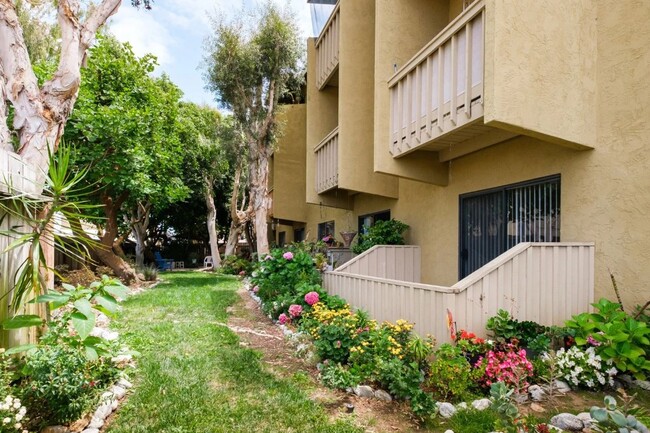 Jefferson House I Senior Community in Carlsbad, CA - Foto de edificio - Building Photo