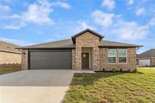 4695 W Aurora St in Fayetteville, AR - Building Photo