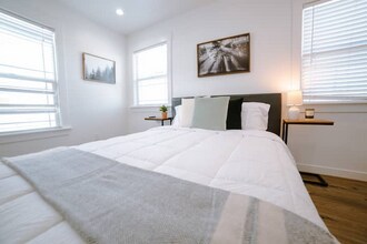 5648 Berkshire Dr in Los Angeles, CA - Building Photo - Building Photo