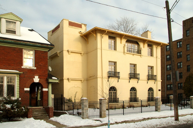 1030 Van Dyke in Detroit, MI - Foto de edificio - Building Photo