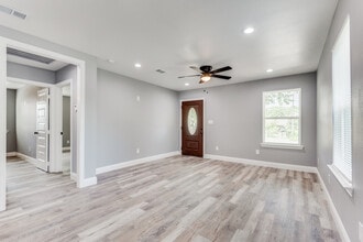 9214 Metz Ave in Dallas, TX - Foto de edificio - Building Photo