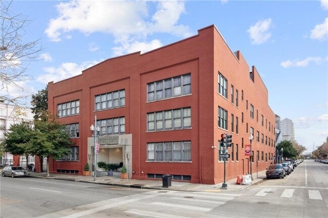 760 Magazine St, Unit 304 in New Orleans, LA - Building Photo - Building Photo