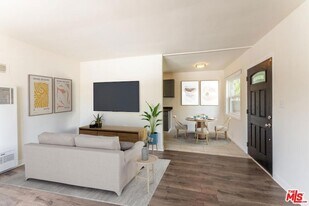 10708 1/2 Moorpark Street Unit in Los Angeles, CA - Building Photo