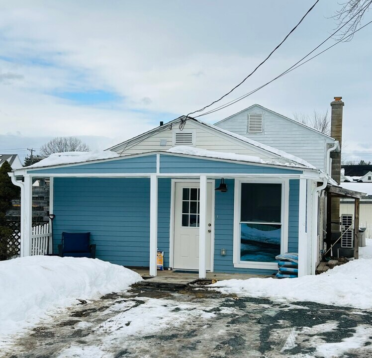 21 1st Ave in Easthampton, MA - Building Photo