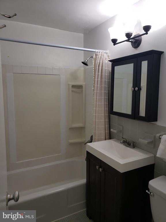 property at 1121 Arlington Blvd